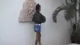 有大胸部的金發女郎在泳池邊讓自己達到性高潮