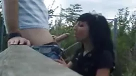 裸體金發女郎在沙灘上休息是無與倫比的