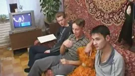 瑜伽教練chpoknul聽話的學生在更衣室