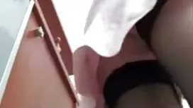 女孩有同性戀性行為，並在屏幕後面吮吸一個陌生人的傢伙