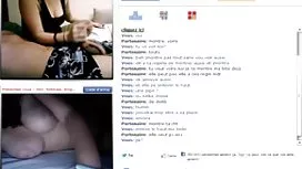 Dude在女朋友的內褲上揉著他興奮的傢伙