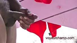 毛茸茸的貓小雞抽搐，並在電話上談話