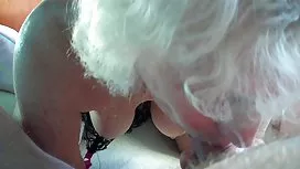 色情內衣的迷人的德國婦女在一艘測量的船生氣