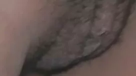 靈活的寶貝漂亮地將她的雙腿伸展在長筒襪中