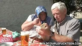 性感的金發女郎輕輕地舔陰部